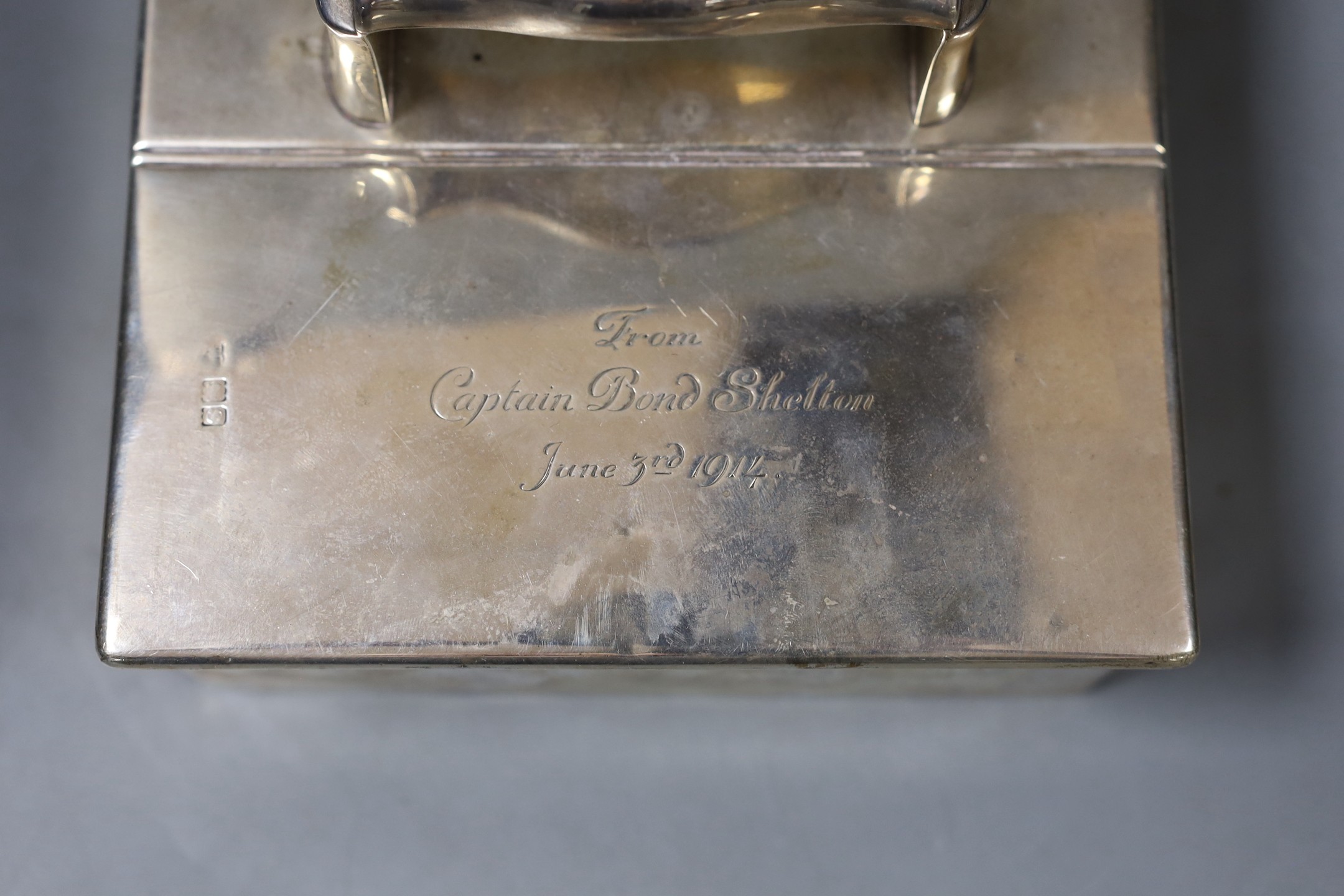 A George V silver twin compartment cigar/cigarette box, with handle, Goldsmiths & Silversmiths Co Ltd, London, 1913, 20.4cm